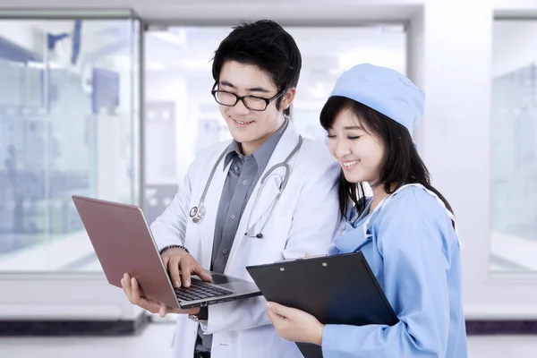 Unga läkare diskuterar på sjukhus — Stockfoto
