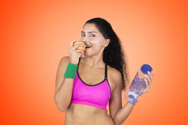 Mujer joven comiendo manzana — Foto de Stock