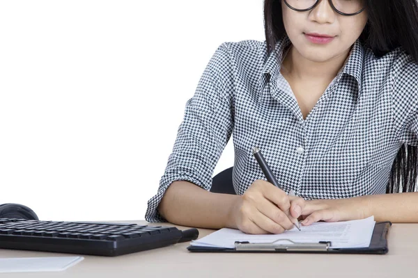 Молодая женщина пишет на бумажной работе — стоковое фото
