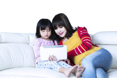 Genç üst ve alt tablet kullanmak