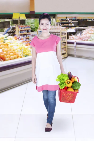 Jeune femme faisant du shopping dans l'épicerie — Photo