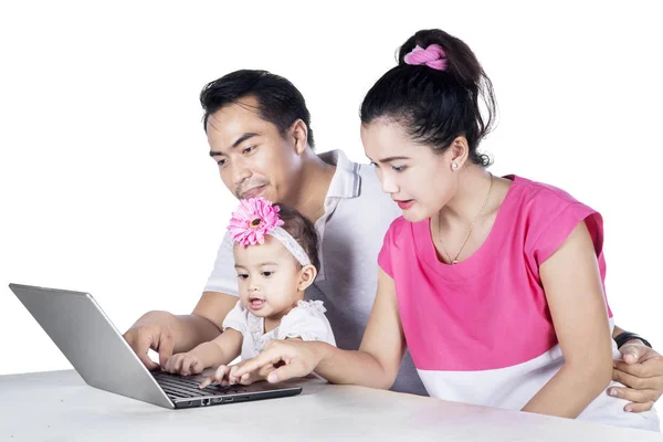 Giovani genitori e bambino che guardano il computer portatile — Foto Stock