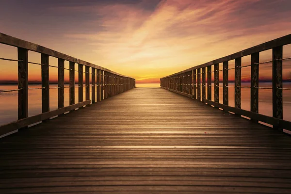 Holzsteg mit schönem Himmel — Stockfoto