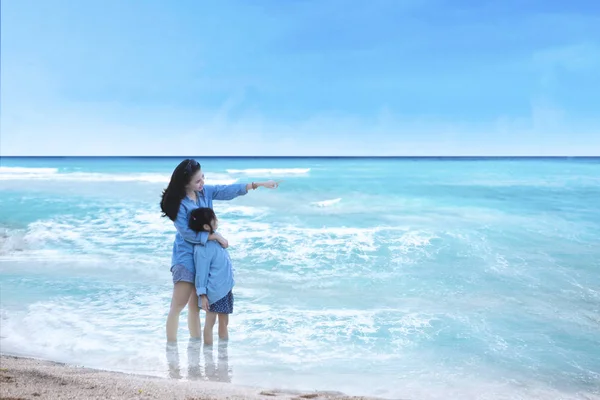 Femme et fille debout sur la côte — Photo
