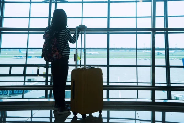 Κορίτσι Silhouette στέκεται στο αεροδρόμιο — Φωτογραφία Αρχείου