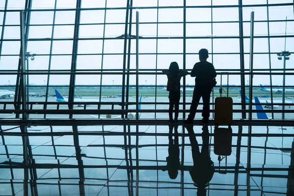 Silhueta crianças no aeroporto — Fotografia de Stock