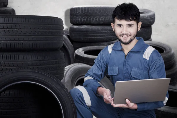 Mecânico profissional trabalha com laptop — Fotografia de Stock