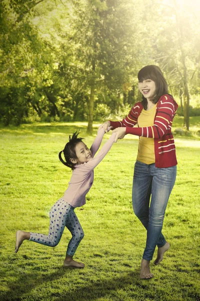 Bonita mãe e filha brincando no parque — Fotografia de Stock