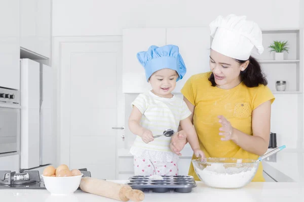 Mor och dotter att göra tårta tillsammans — Stockfoto