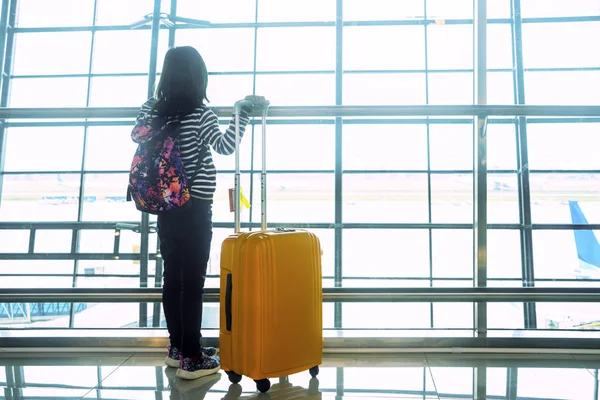 Niña parada en el aeropuerto —  Fotos de Stock