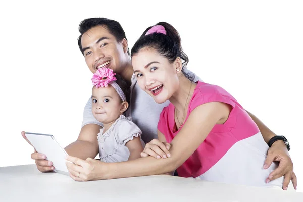 Família feliz usando tablet digital — Fotografia de Stock