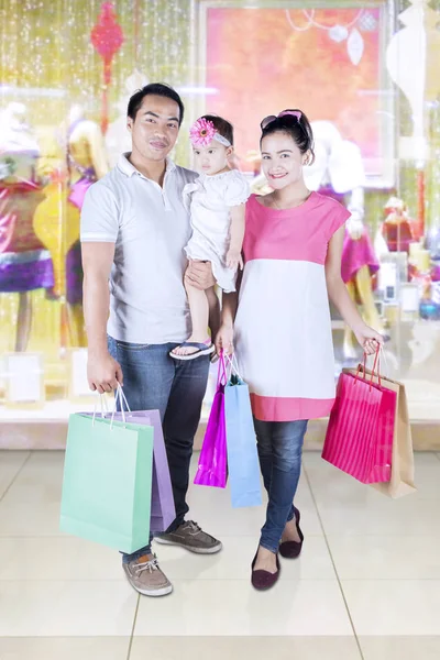 Felice genitori e figlia shopping al centro commerciale — Foto Stock