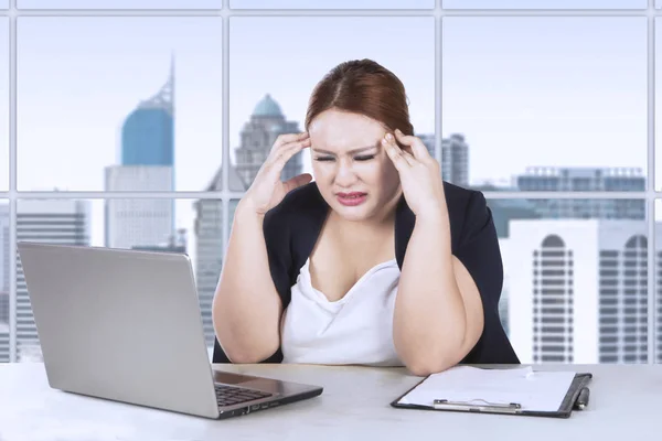 La frustración de la trabajadora con su trabajo — Foto de Stock