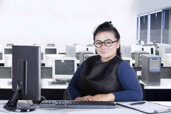 Female worker looks confident in office — Stock Photo, Image