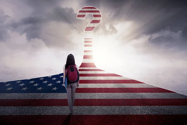 Estudiante con bandera de Estados Unidos en autopista —  Fotos de Stock