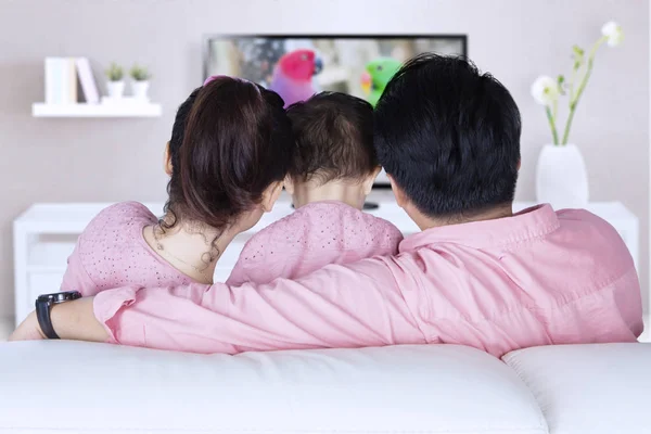 Rodina dívat se na televizi v obývacím pokoji — Stock fotografie