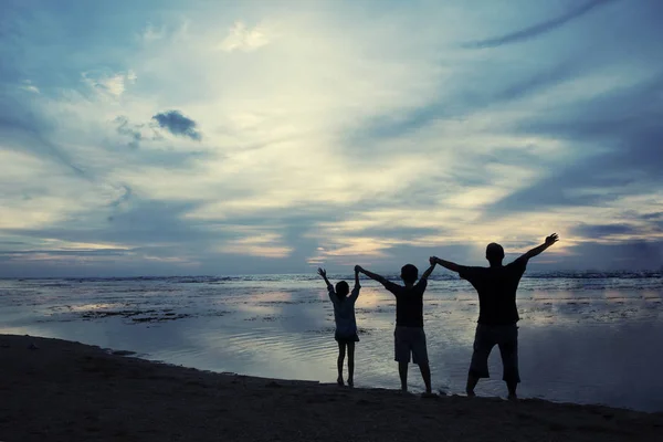 Familie genieten van vrijheid aan kust — Stockfoto