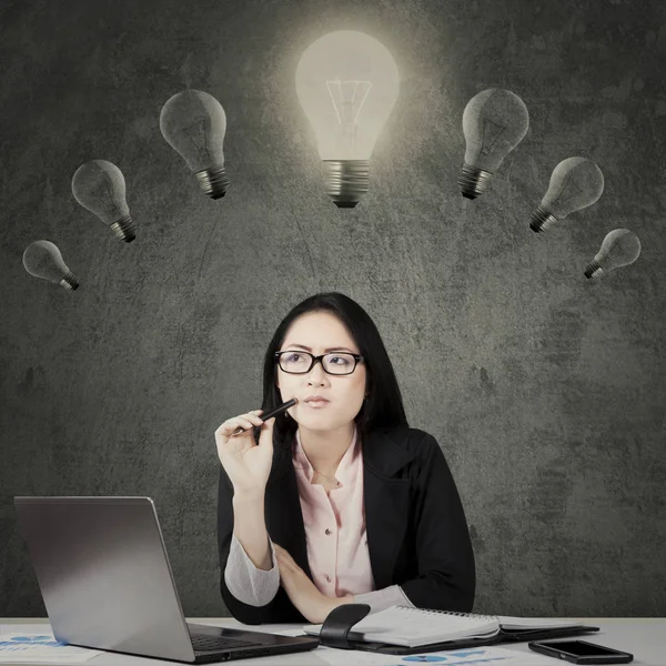 Unternehmer denken Lösung mit Glühbirne — Stockfoto