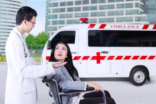 Femme d'affaires handicapée consulter un médecin — Photo