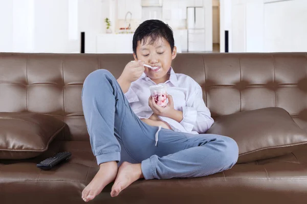 Lindo chico disfrutando de helado — Foto de Stock