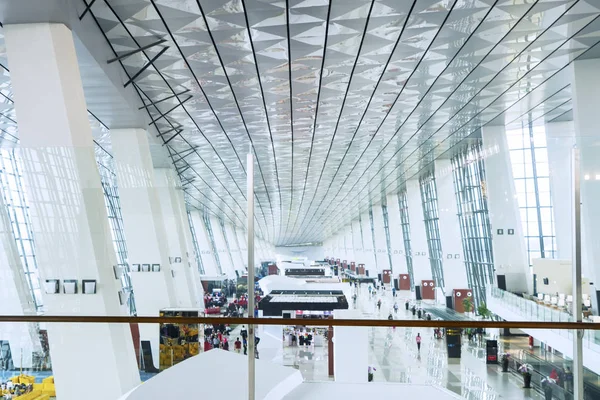 Crowd the airport terminal — Stock Photo, Image