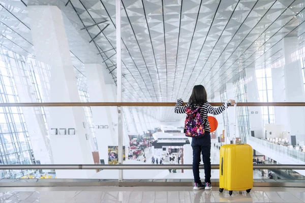 아이 공항 터미널에 서 — 스톡 사진