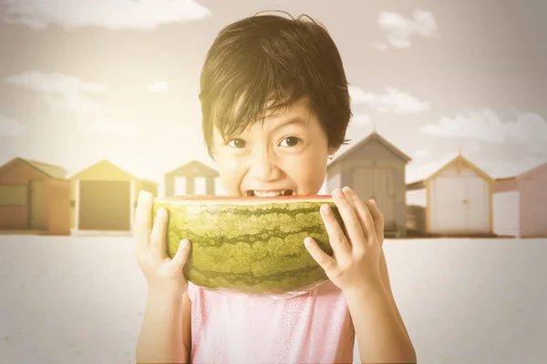 Criança comendo uma melancia fresca — Fotografia de Stock