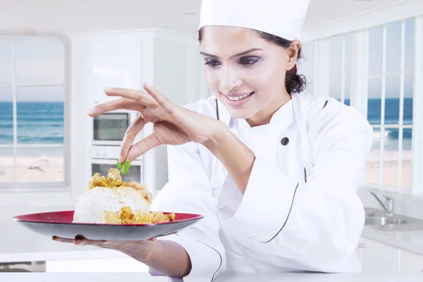 Chef decorando comida con perejil — Foto de Stock