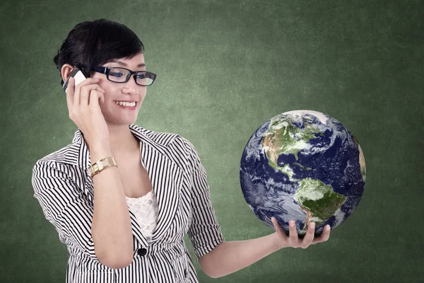 Geschäftsfrau hält Globus in der Hand — Stockfoto