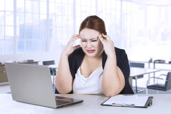 Affärskvinna deprimerad med hennes jobb — Stockfoto
