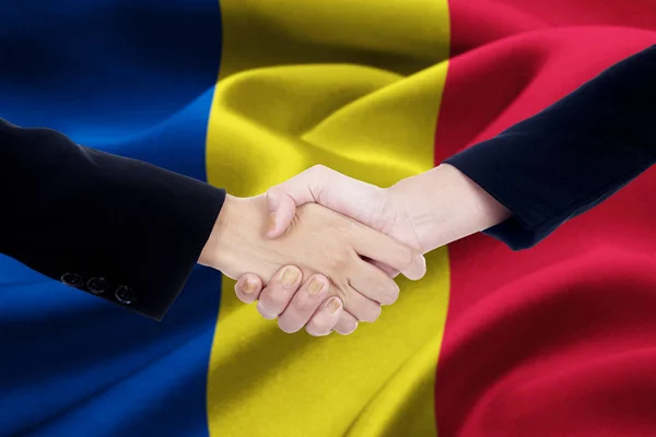Zakelijke handdruk met de vlag van Roemenië — Stockfoto