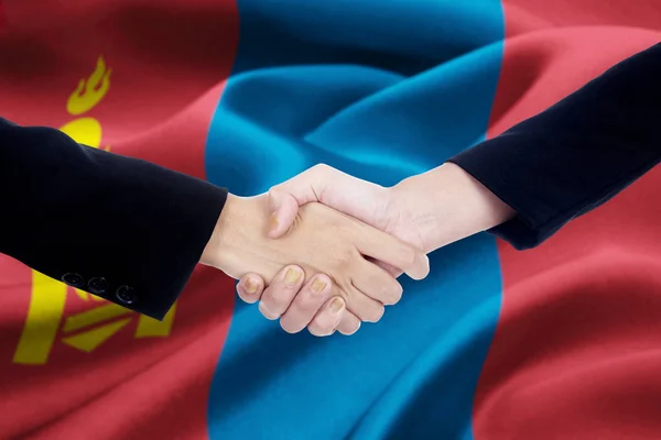 Händedruck mit der Flagge der Mongolei — Stockfoto