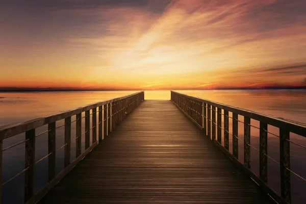 在平静的海面，在那黄昏时分的桥 — 图库照片