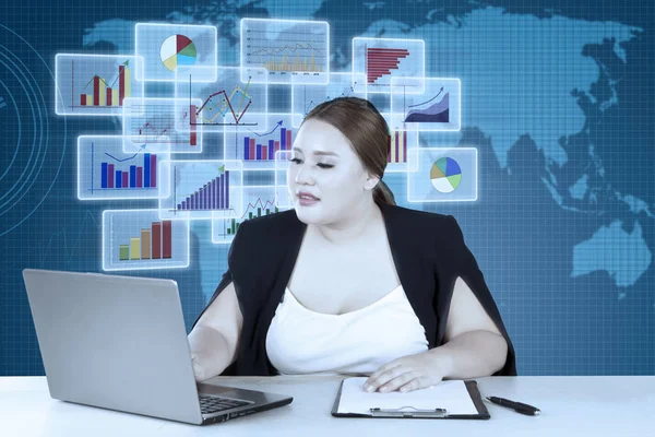 Mulher loira trabalha em laptop e área de transferência — Fotografia de Stock