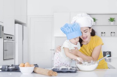 Güzel anne ve sevimli çocuk kek yapmak 