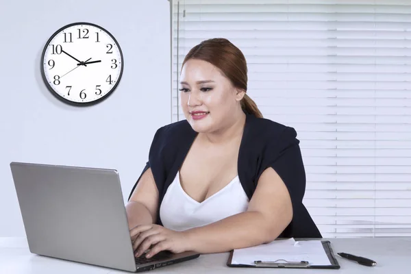 Vacker affärskvinna arbetar på bärbar dator — Stockfoto