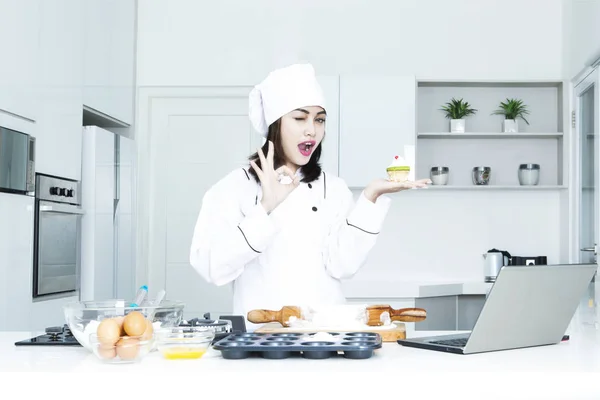 Güzel baker ile cupcake — Stok fotoğraf