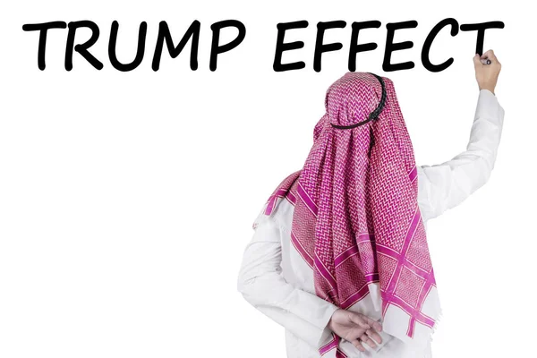 Arabo uomo d'affari scrive Trump Effetto parola — Foto Stock