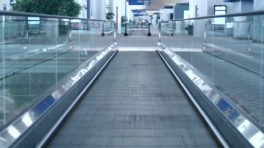 Havaalanı terminalinde yürüyen merdiven
