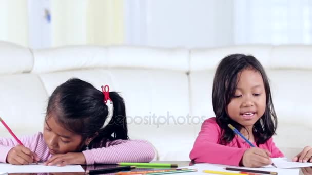 Маленькие девочки рисуют дома — стоковое видео