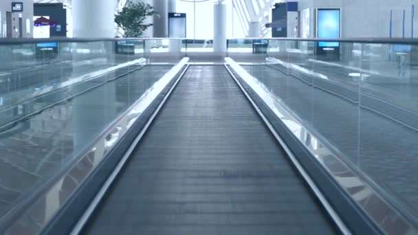 Современный эскалатор в международном аэропорту — стоковое видео
