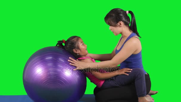 Женщина и ребенок с фитнес-мячом — стоковое видео