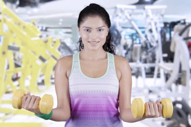 Çekici kadın spor salonunda halter kaldırma