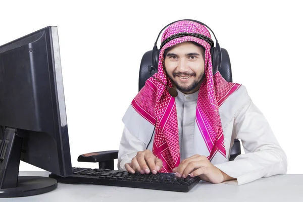 Arabe homme d'affaires travaillant avec ordinateur et écouteurs — Photo