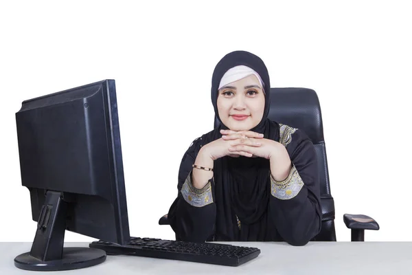 Mulher de negócios árabe imagina algo no estúdio — Fotografia de Stock