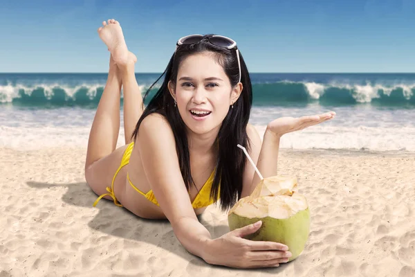 Atrakcyjna kobieta, leżąc z napój kokosowy — Zdjęcie stockowe