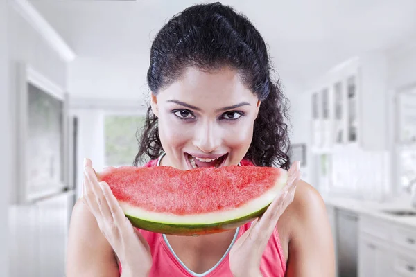 Mulher bonita detém melancia doce em casa — Fotografia de Stock