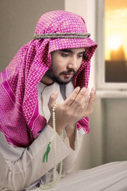 Dindar erkek evde dua