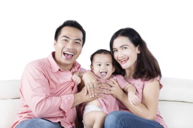 Birlikte kanepede gülüyor oturan aile