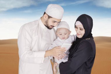 Mutlu aile smartphone cep telefonu ile video izlerken 